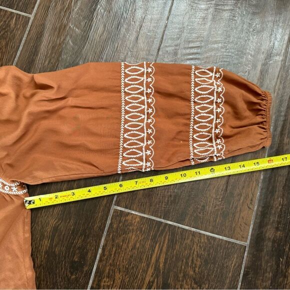 BELLDINI caramel color with off white scalloped trim
Embroidered Peasant Top Lg - Picture 10 of 11